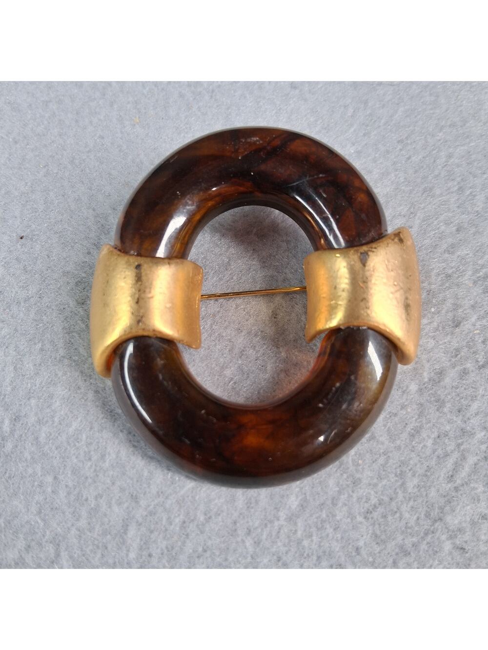 Vintage Brooch Pin Oval Gold Tone and Brown Lucite / Bakelite NOT BRANDED